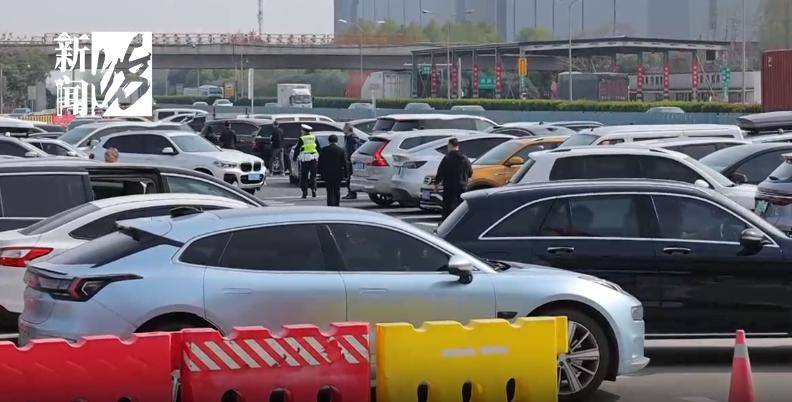 清明路上堵成猪肝红，"5个小时只动了800米，气笑了"