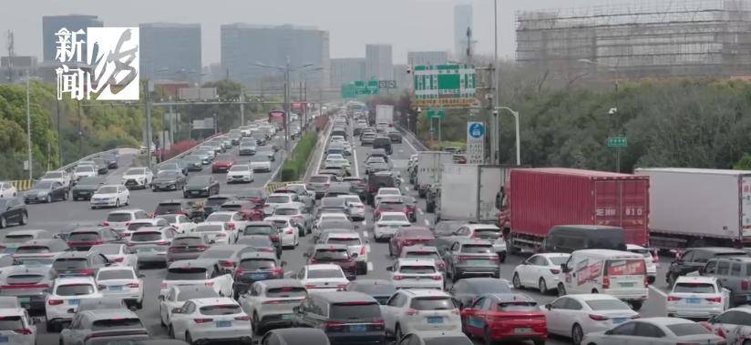 清明路上堵成猪肝红，"5个小时只动了800米，气笑了"
