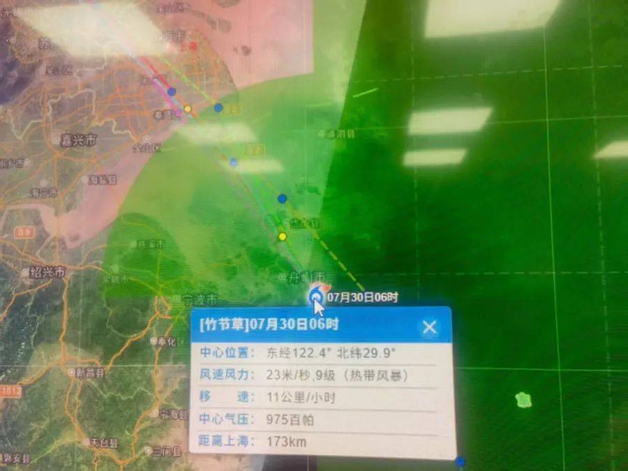 台风“竹节草”凌晨登陆舟山，直扑上海？预警连发，部分航班取消、列车停运，地铁部门紧急发声
