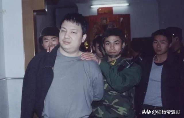 三等功法警制毒31吨，骑单车逃出警察包围，还去大学教课