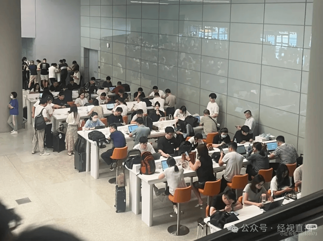 上海虹桥机场登机口被吐槽“班味好重” 机场：公共充电台可自由使用