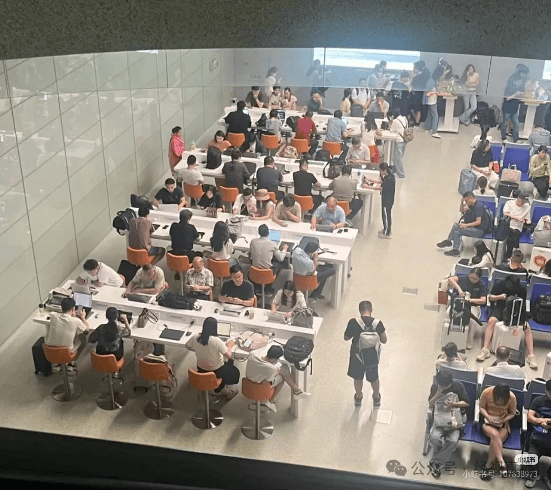 上海虹桥机场登机口被吐槽“班味好重” 机场：公共充电台可自由使用