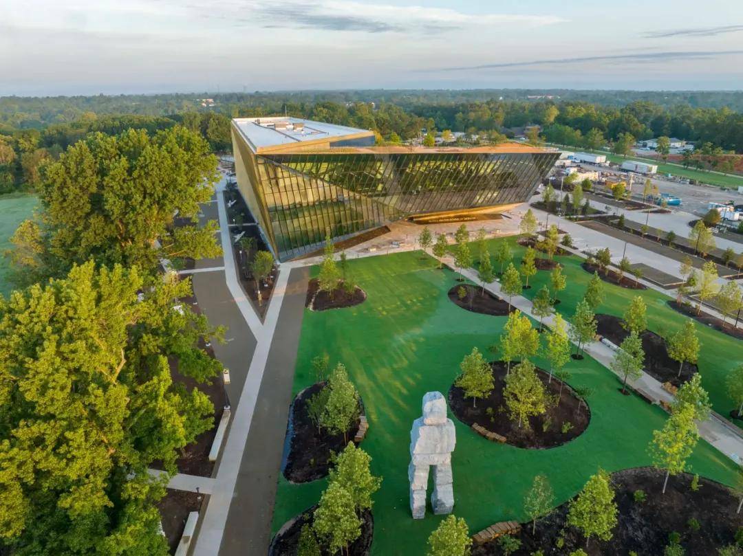 身家千亿美元的沃尔玛小公主：不上班，不生娃，只烧钱