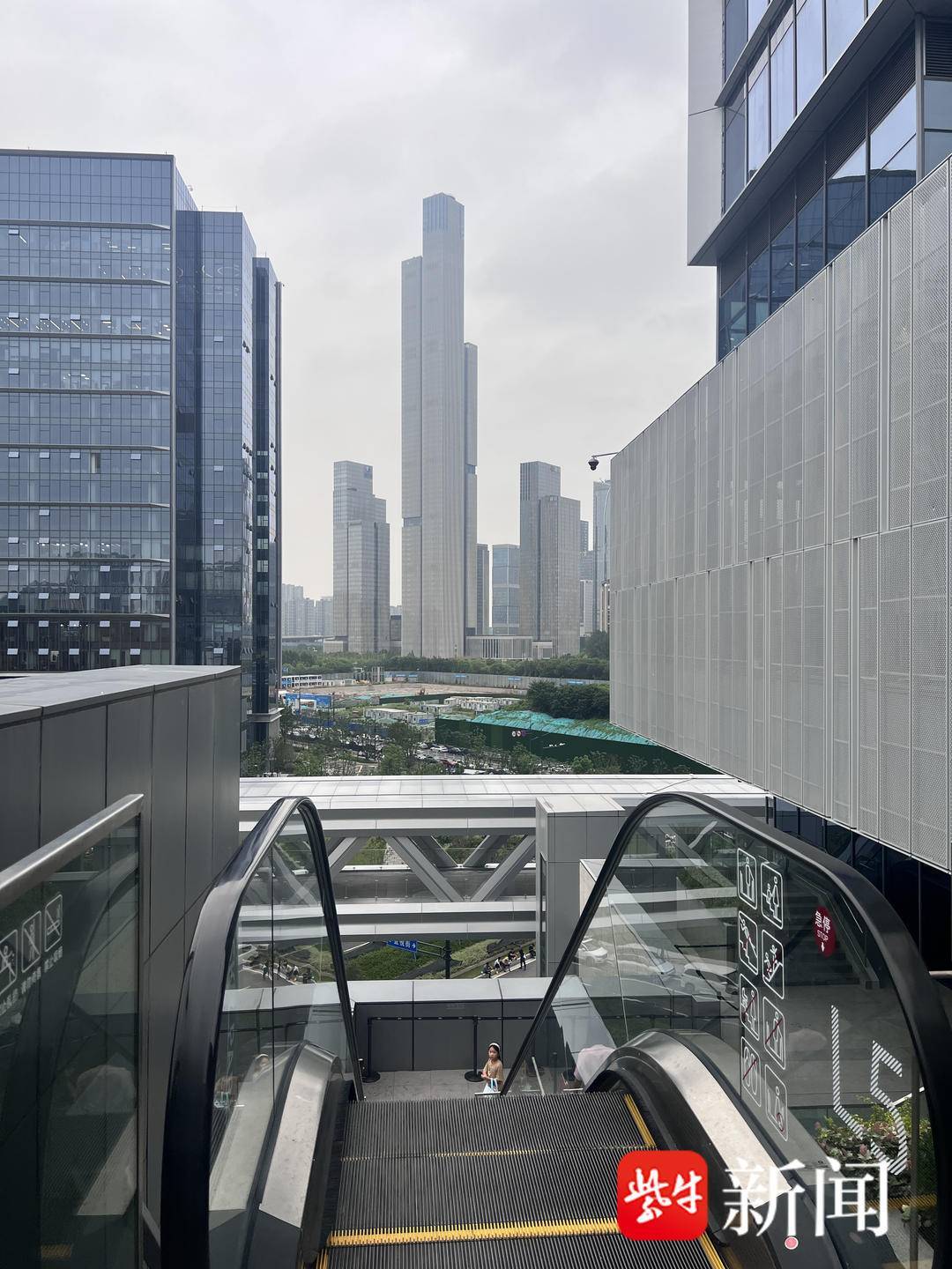 南京“曼哈顿”网红拍照机位爆火，工作人员：早上商场未营业就很多人来拍照