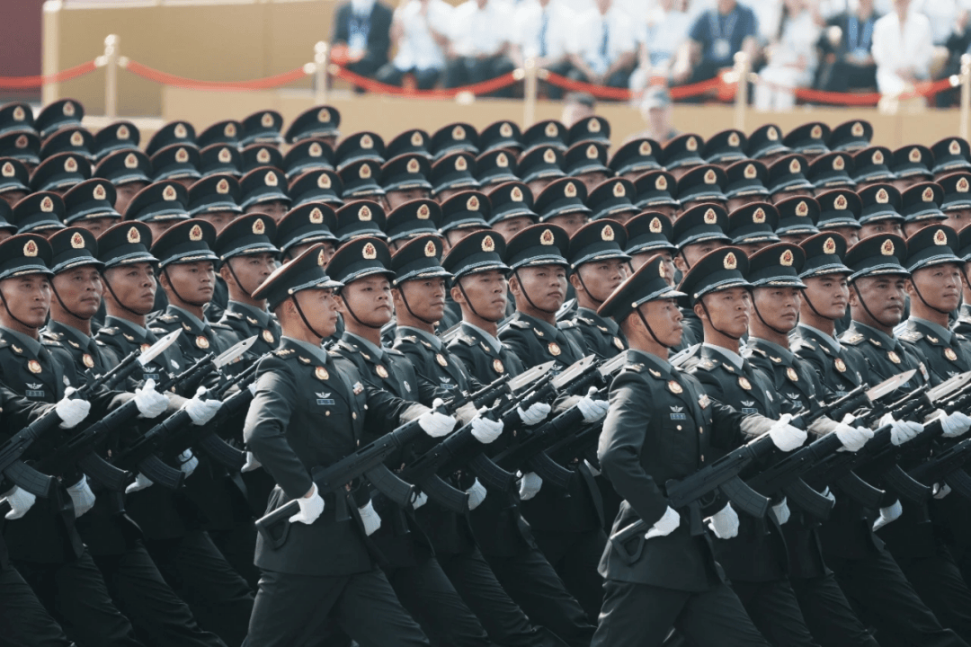 胜利日阅兵，统一的钢枪，统一的“变形金刚”，意味着什么！