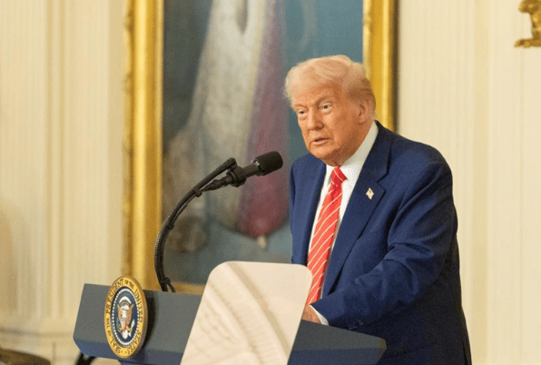 行程结束，特朗普火速离开英国，临走前送给普京19个字，中方的一番表态斩钉截铁