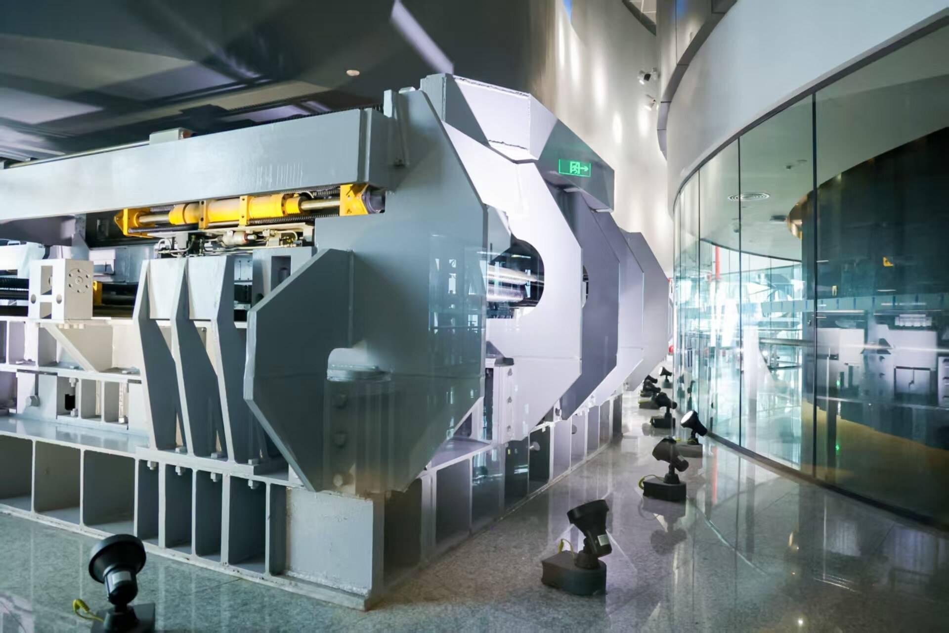 超强台风来袭，广州塔“定塔神器”出现明显摆动