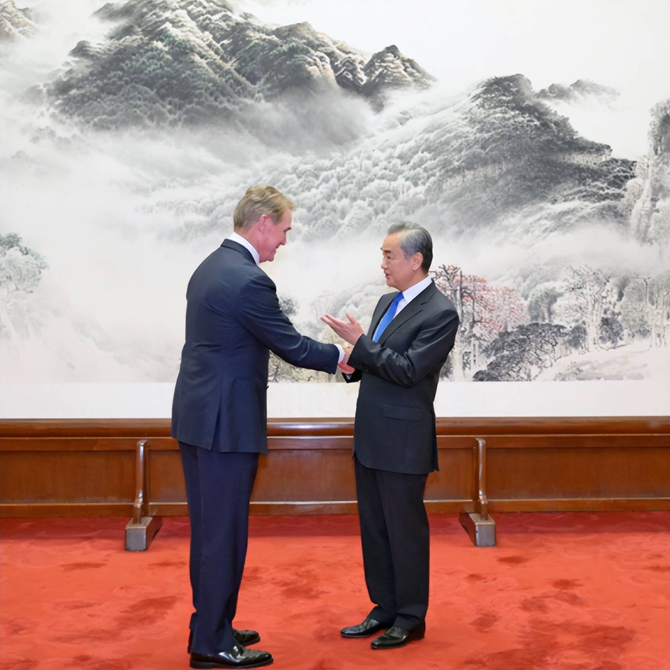 美贵客在北京入座,王毅2字定位中美关系,不是对手,更不是敌人