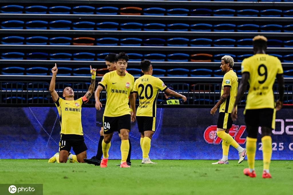 中超-戴维森阿齐兹建功张卫杨一鸣送礼 西海岸2-1逆转深圳