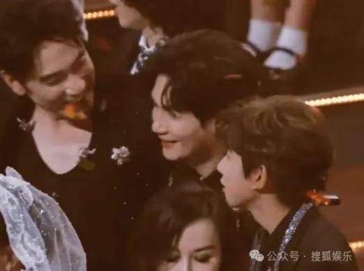 这场晚会台下简直是追星现场，名场面太多了吧？