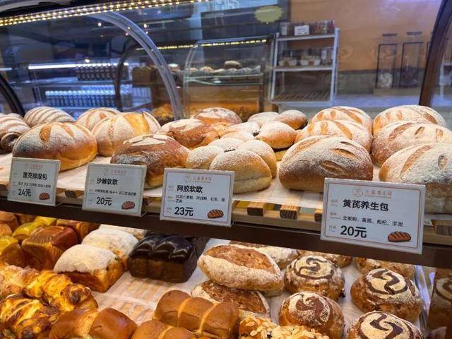 一小时售罄！年轻人涌入医院抢面包