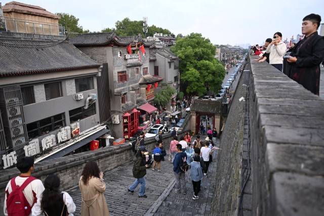 假日经济活力观察：“出入口经济”点亮西安城墙