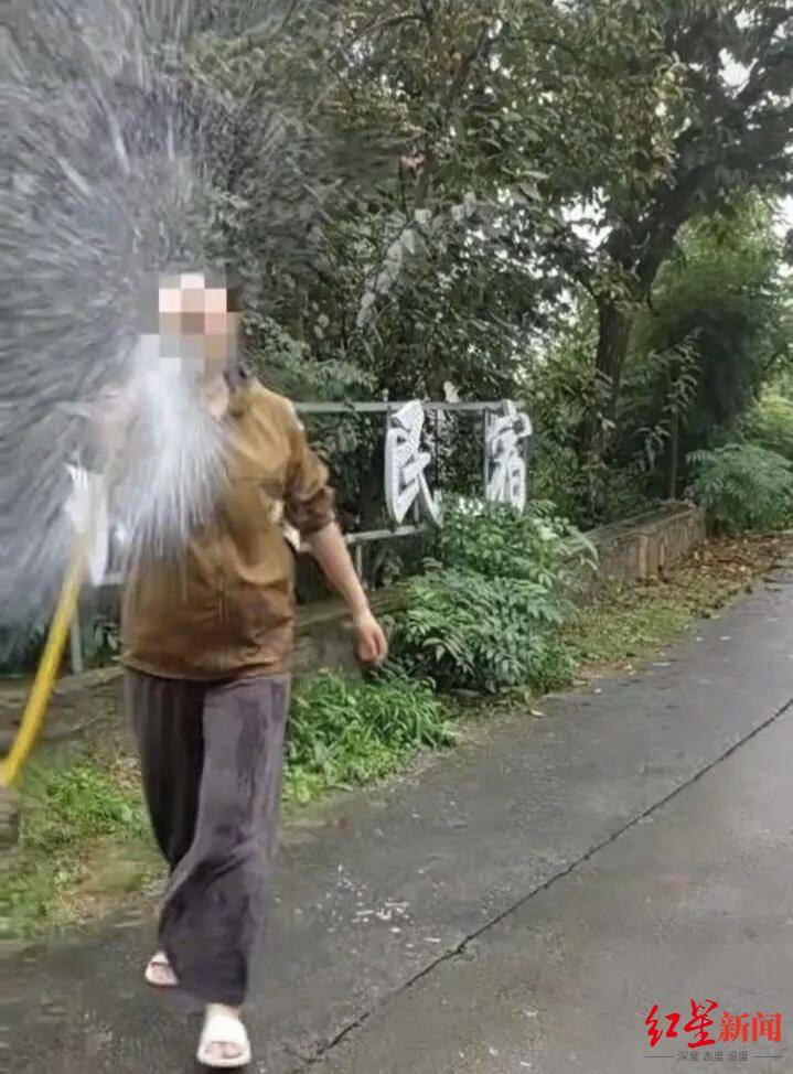 游客景区内“捡板栗壳”与民宿老板起冲突，官方曾发文邀约捡板栗，景区称已处理完毕