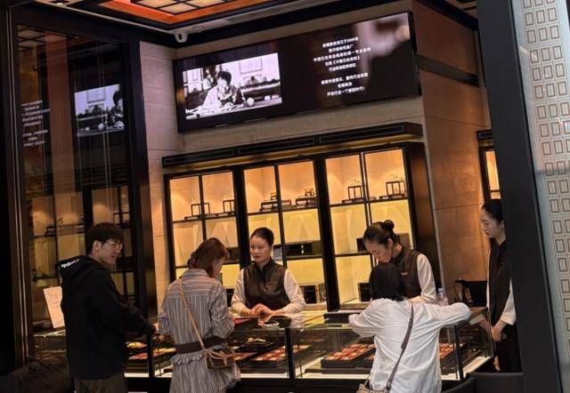 金价创历史新高！北京黄金消费“量价齐飞”，年轻人买金饰当“理财”，买涨不买跌成共识｜华夏双节观察