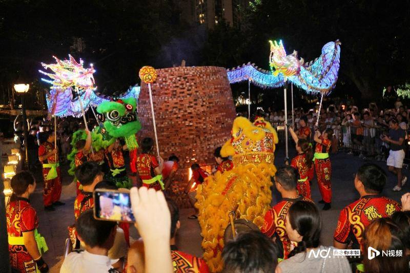 八月十五，广州猎德烧番塔，传统民俗与商业区高楼大厦相辉映