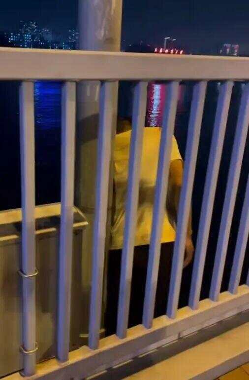 中年男子欲轻生跳桥，外地旅游女子和朋友将其劝回：你想喝酒我们陪你一起，没什么过不去的