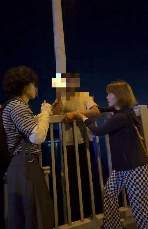 中年男子欲轻生跳桥，外地旅游女子和朋友将其劝回：你想喝酒我们陪你一起，没什么过不去的