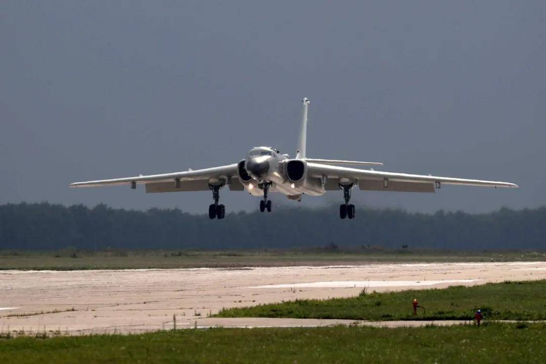 军迷热议！《舰载武器》曝光四发轰-6改进方案：航程14000公里？