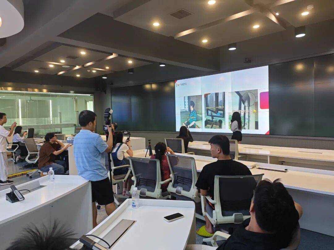 心疼！南宁一业主上厕所要经过厨房，抽油烟机贴防撞条……