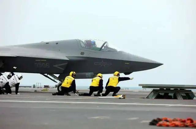 福建舰服役！曾有蒸汽弹射临时改电弹图纸传闻？有哪几点变化？