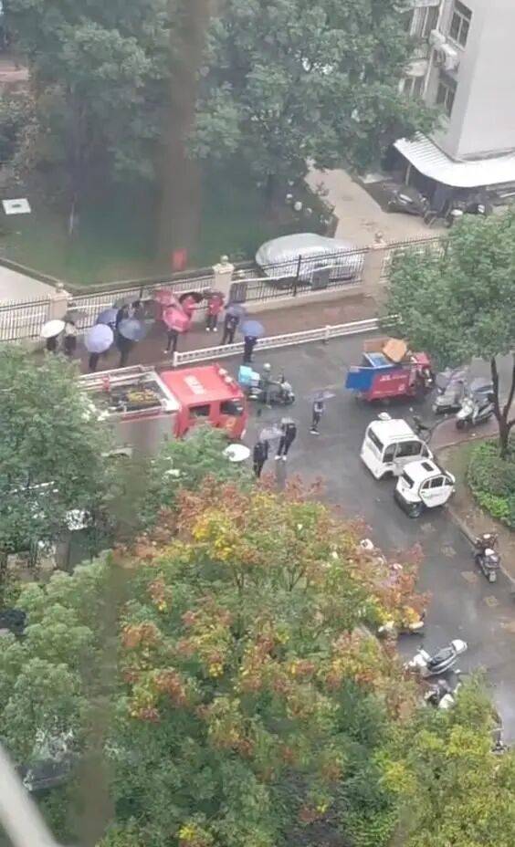 湖北孝感一小区33楼失火，消防栓无水，消消防员爬楼梯扑救？物业回应