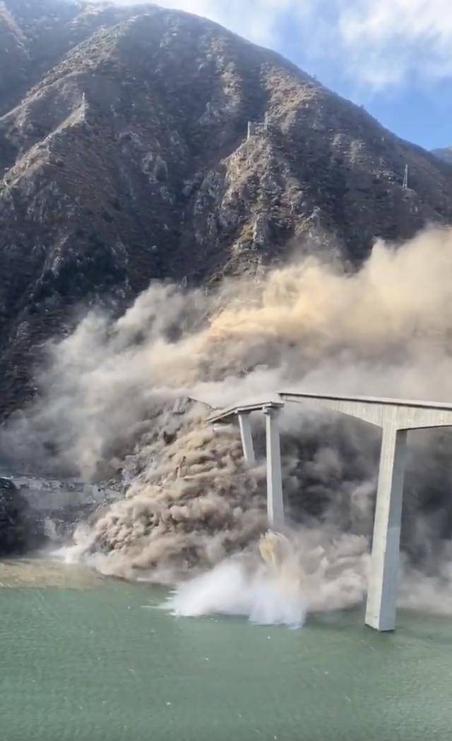 四川马尔康市红旗桥垮塌，官方回应