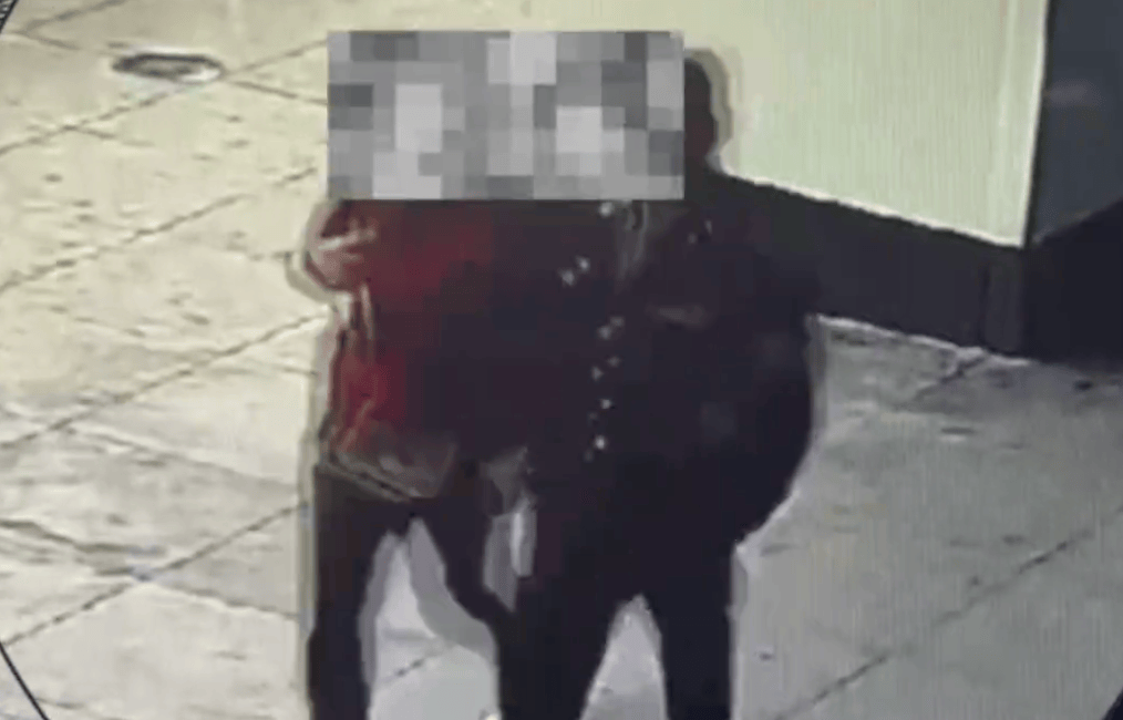 为哄刚交往女友，浙江男子网购拼凑假“将军制服”约会，被民警当场识破，行政拘留8日