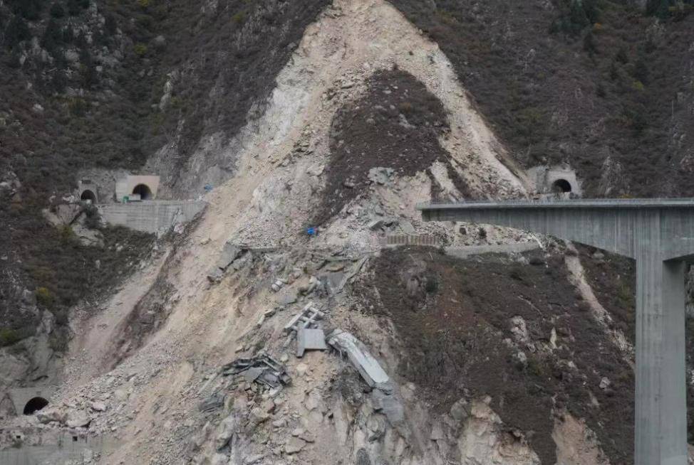 上游对话 | 发现阿坝垮塌大桥裂缝货车司机:看到垮塌视频感到后怕,庆幸当时及时上报